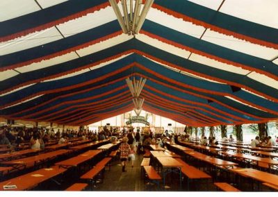 21 m Zelt mit hängenden Dekorationsbahnen, blau/rot
