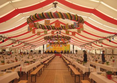29 m freitragende Zelthalle mit liegenden Dekorationsbahnen, weiß-rot
