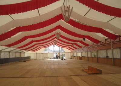 25 m Zelt mit hängenden Dekorationsbahnen, rot-weiß