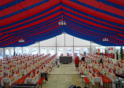 21 m breites Zelt mit hängenden Dekorationsbahnen rot-blau