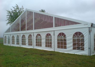 21 m breites Zelt mit durchsichtigem Giebel
