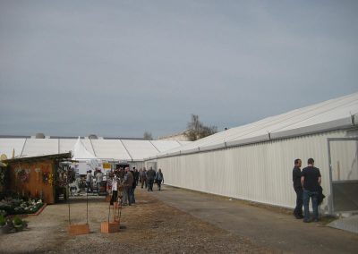 Zelt für Gewerbeschau mit festen Wänden aus Trapezblech