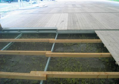 Holzfußboden mit höhenverstellbarem Stahlunterbau, speziell für Messezelte