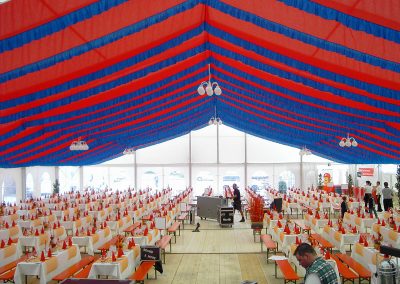 21 m Zelt, hängende Dekorationsbahnen rot/blau