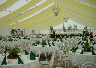 21 m breites Zelt mit hängenden Dekorationsbahnen, gelb/weiß