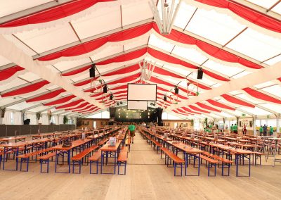 29 m freitragende Zelthalle mit Dekorationsbahnen rot/weiß
